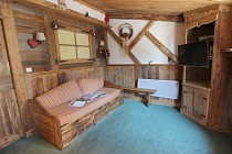 Chalet Diamant - woonkamer met zitbank en tv (DIA32)